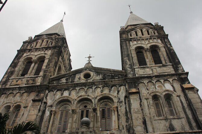 Full-Day Stone Town and Prison Island Tour in Zanzibar - Getting your bearings in Stone Town: doors, mosques, churches, and temples