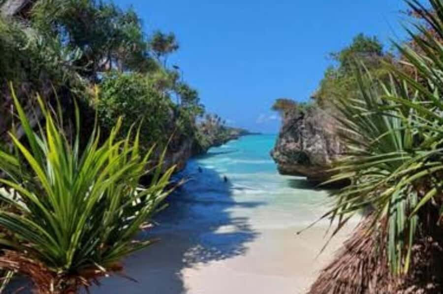 Kuza Cave, Hidden Mtende Beach & The Rock Restaurant - Arriving at Kuza Cave: where the day cools down fast