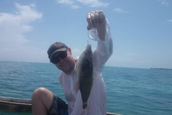 Pongwe Dhow fishing - Trying traditional fishing with a hand line