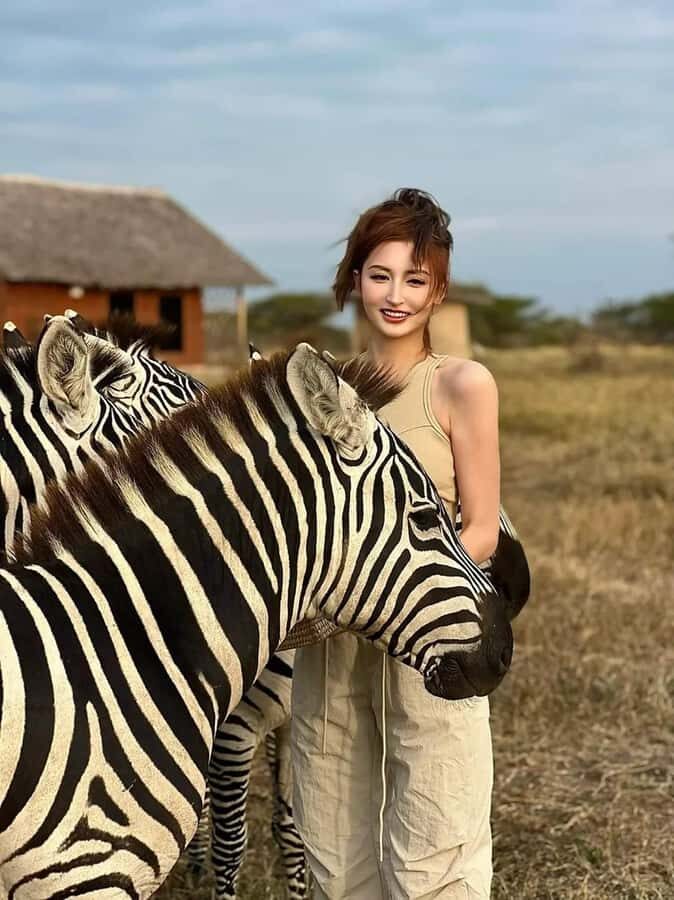 SERVAL WILDLIFE DAY - TOUR FROM ARUSHA, MOSHI OR ZANZIBAR. - Feeding and selfies with wild animals: fun, but keep it respectful