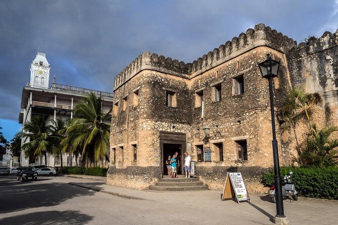Stone Town Guided Tour from Zanzibar - Darajani Bazaar: Where Stone Town Starts With Food and Noise