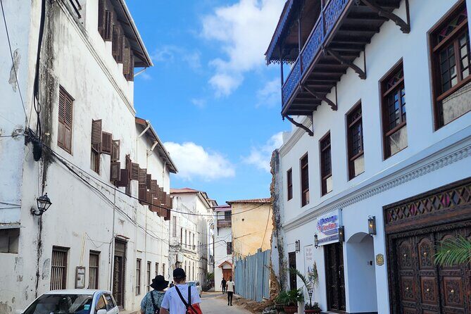 Stone Town Private Tour in Zanzibar - Darajani Bazaar: spices, fruits, fish, and smart shopping moments