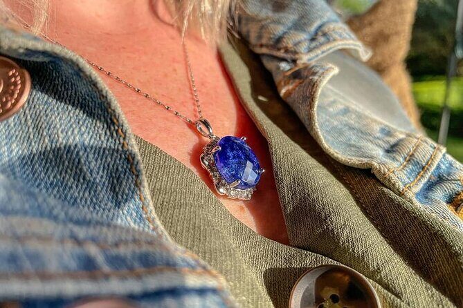 Tanzanite experience tour - Tanzanite shopping in Arusha - Cultural Heritage Centre: stones, art, and your bargaining training wheels
