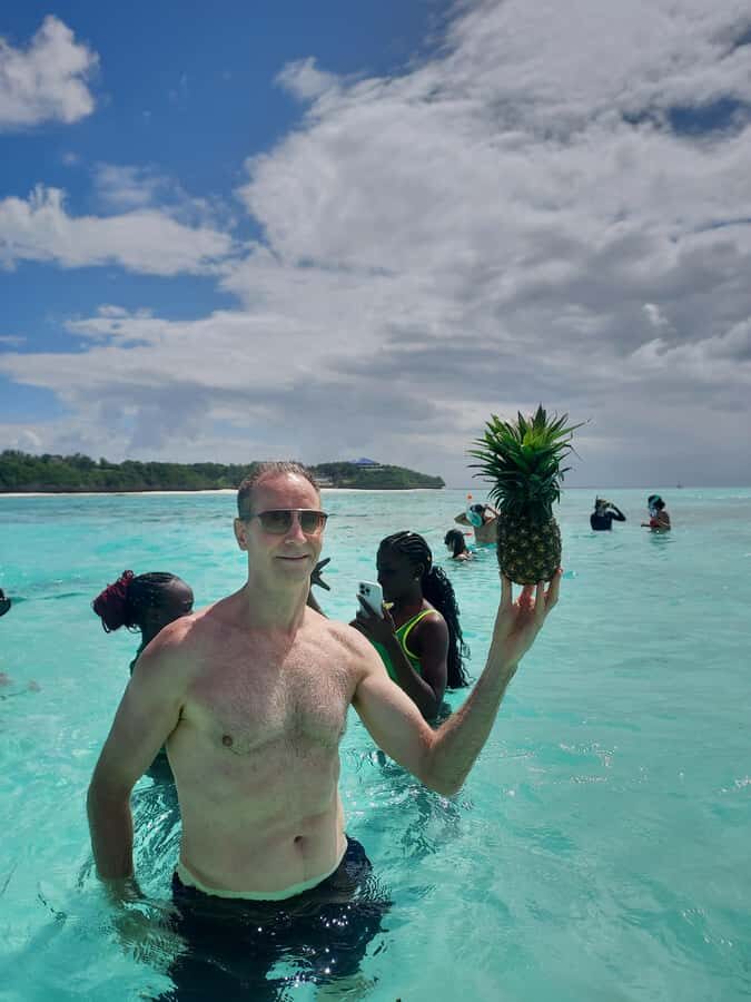 Zanzibar: Blue lagoon & Starfish - Stop 1 in the Blue Lagoon: tropical fish and reef edges